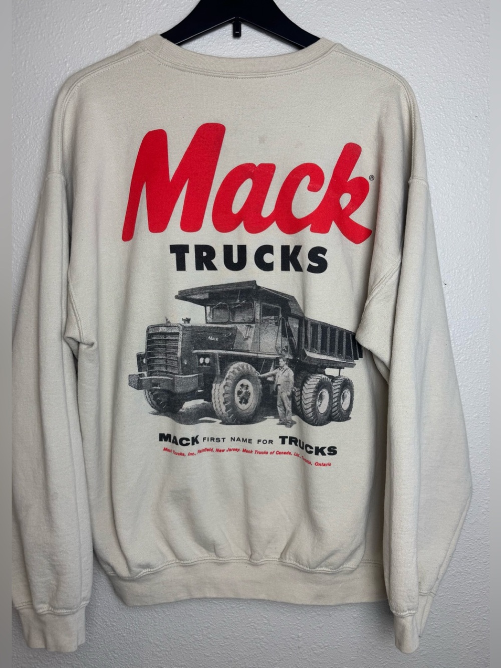 Mack Truck Built To Outlast Mens Graphic Fleece Sweatshirt Size Large Beige